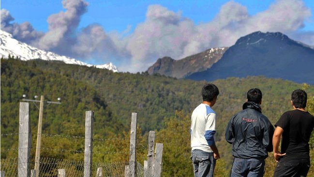 Hasta el lunes podría extenderse evacuación del volcán Copahue