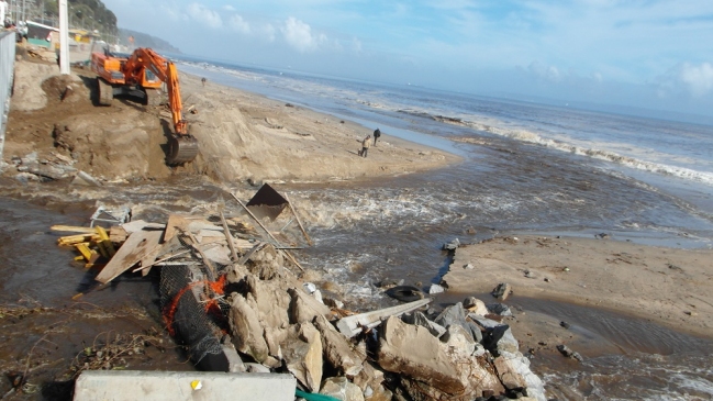 Alcaldesa y Onemi responsabilizaron a constructora del desborde de estero en Tomé