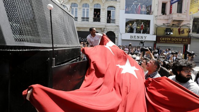 Protestas en Turquía dejan casi un millar de detenidos y 79 heridos