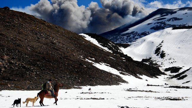 Argentina mantiene alerta por volcán Copahue y envió expertos a la zona
