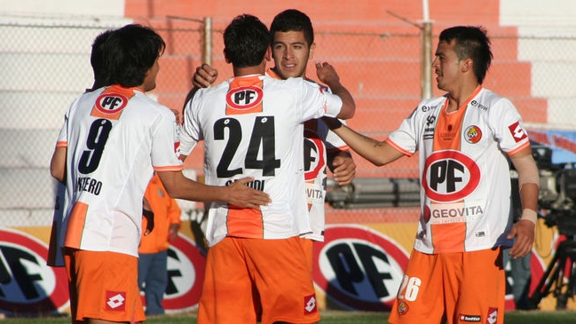 Cobresal aplastó a Curicó Unido y se mantuvo en Primera División