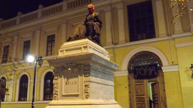 Estudiantes iniciaron toma de la Casa Central de la Universidad de Chile