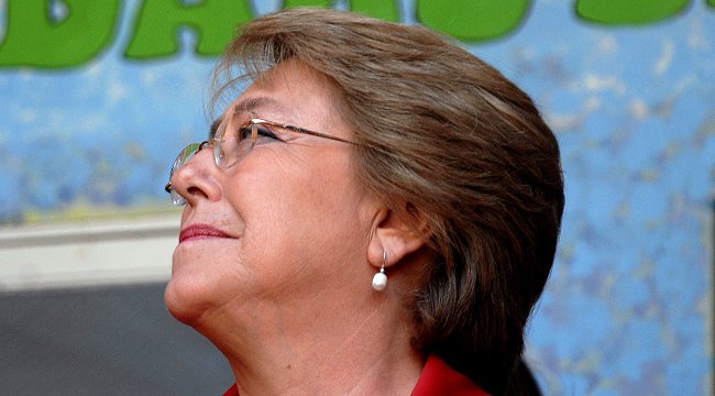 Encuesta Cooperativa: Apoyo comunista no afecta candidatura de Bachelet