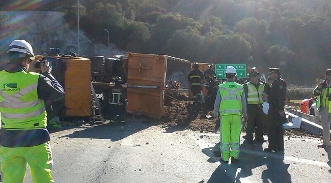 Camión volcó sobre un automóvil en la Costanera Norte