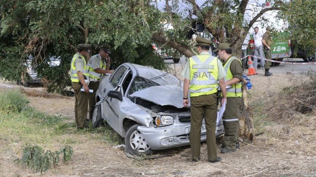 Conductor resultó con lesiones graves tras desbarrancar su vehículo