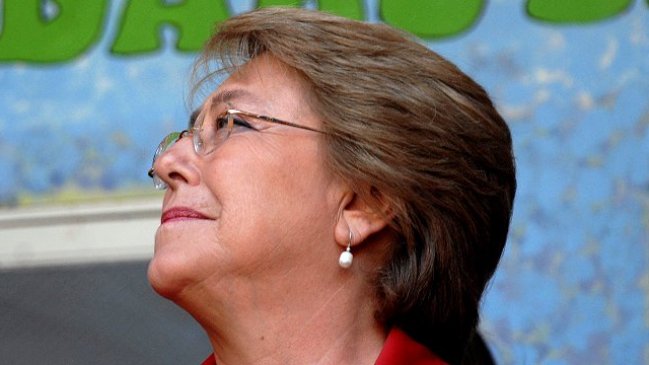 Encuesta Cooperativa: Apoyo comunista no afecta candidatura de Bachelet