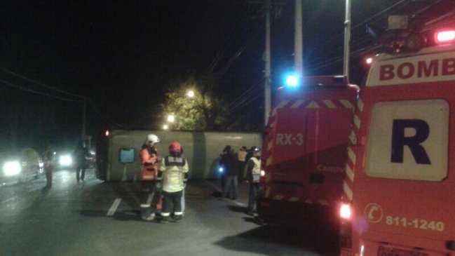Bus con 26 pasajeros volcó en ruta Santiago-Talagante