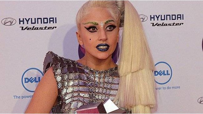 Fanático de Lady Gaga compró una uña postiza de la cantante