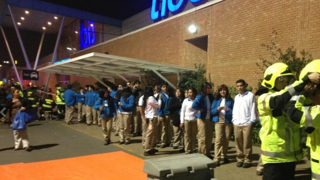 Bomberos trabaja en emergencia química en Mall Paseo Quilín