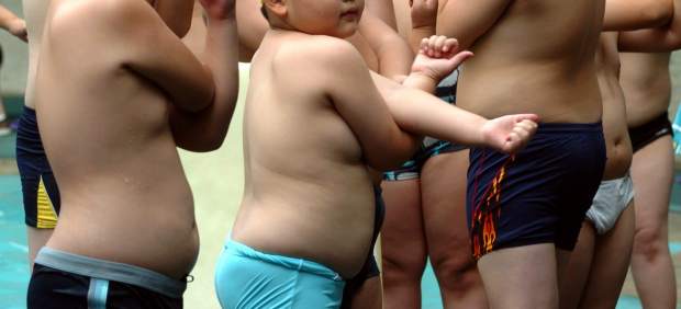 ¿Cómo deben abordar los padres la obesidad infantil?