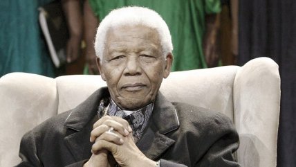 Nelson Mandela sigue hospitalizado en estado 