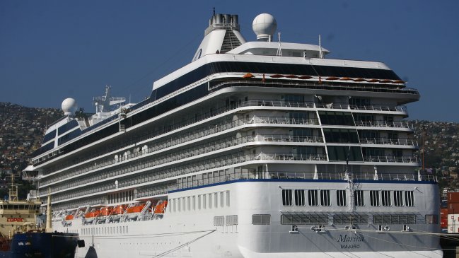 Alza del dólar impacta en viajes de chilenos y bienes tecnológicos