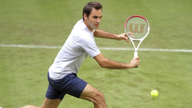 Roger Federer inició ruta hacia Wimbledon con fácil victoria en Halle