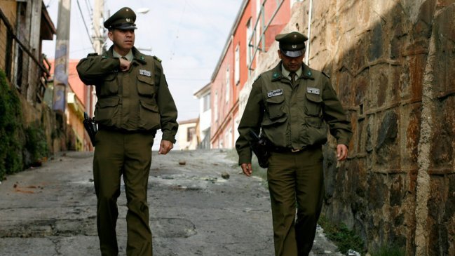 Carabineros sorprendió a tres sujetos en pleno robo de un camión repartidor