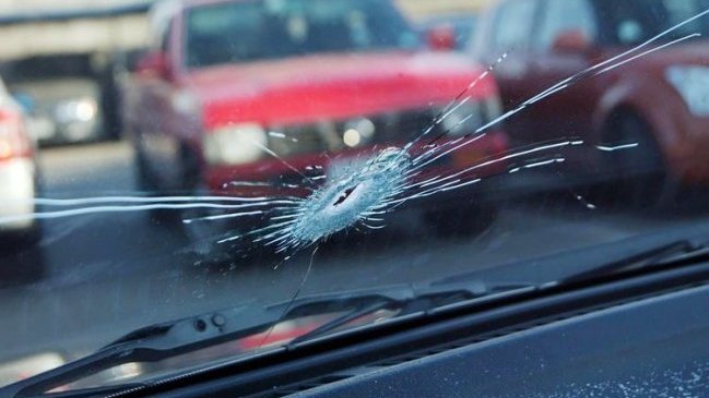 Vecinos denuncian que Carabineros hirió a conductor de un automóvil