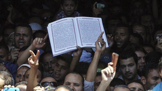 Egipto: Tribunal condenó a predicador que quemó biblia