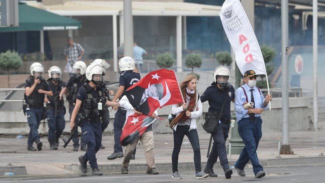 Turquía: Partidarios del Gobierno atacaron con palos a manifestantes