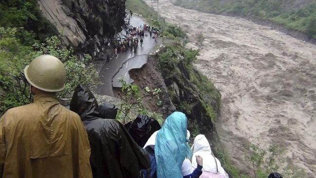 Aumentan a 77 los muertos por inundaciones al norte de la India