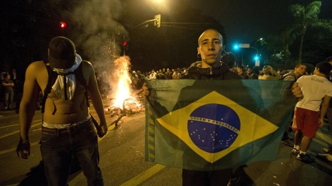 Manifestantes derribaron puerta de la sede del Gobierno de Sao Paulo