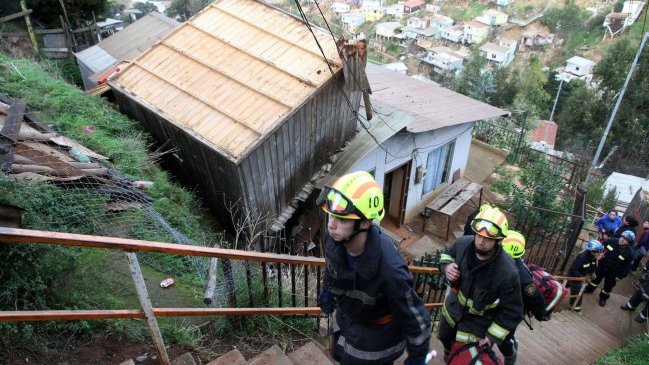 Vivienda se derrumbó y cayó sobre otra en Valparaíso