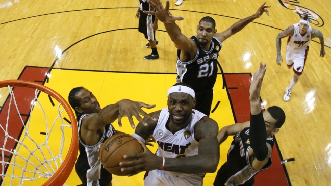 Miami Heat derrotó a los Spurs y puso suspenso en la definición de la NBA