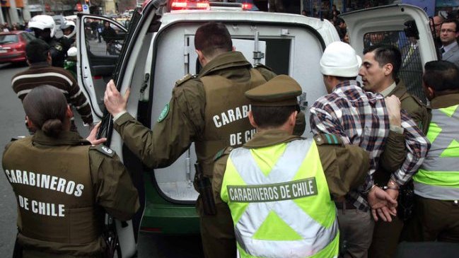 Persecución policial finalizó con tres sujetos detenidos en Las Condes