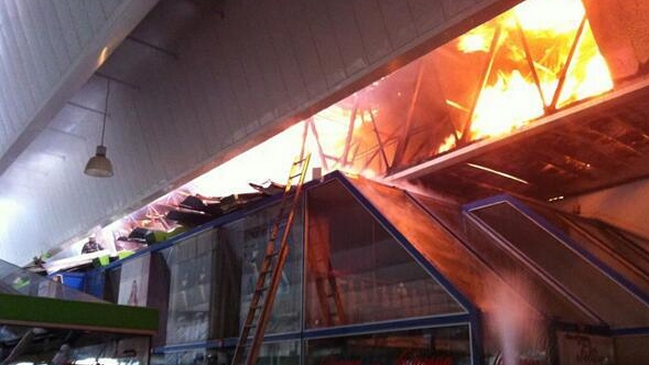 Incendio afecta a Paseo San Agustín en el centro de Santiago