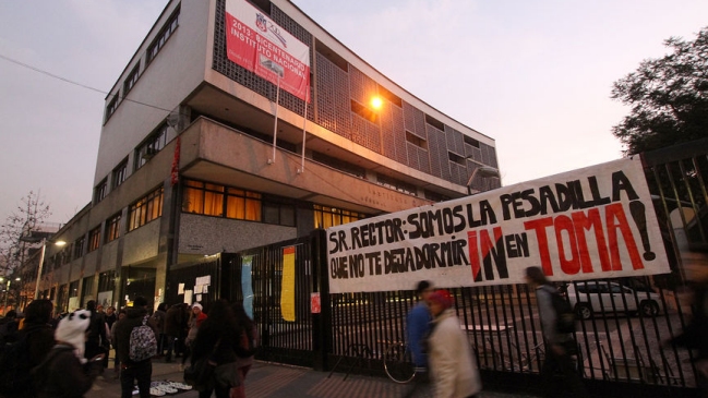 Apoderada del Instituto Nacional: Renuncia del rector es una pésima señal