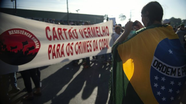 Brasil: ¿Cómo jugar fútbol en un país que arde?