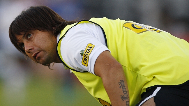 Gustavo Benítez solicitó la contratación de Arturo Sanhueza