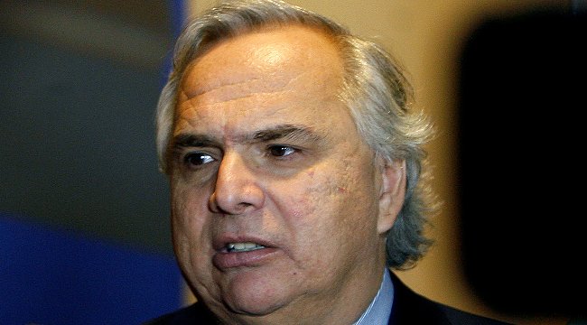 Chadwick aclaró que el Gobierno sí evalúa desalojar los colegios