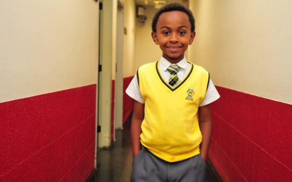 Niño que interpreta a 