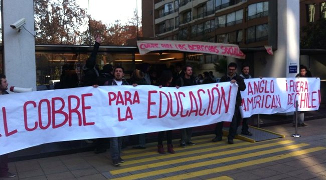 Estudiantes ocupan accesos a oficinas de AngloAmerican