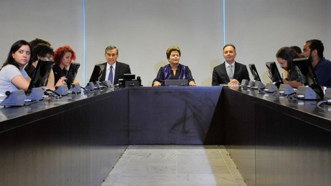 Rousseff propuso plebiscito para realizar una reforma política