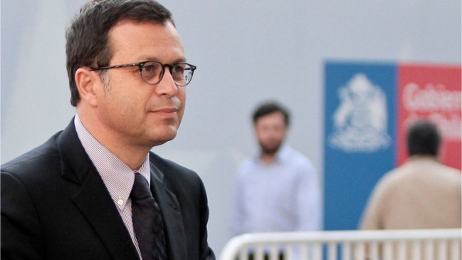 Hinzpeter descartó desalojo de liceos con fuerzas militares