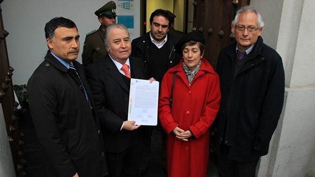 Alcaldes entregaron nota de protesta al Gobierno por desalojo de liceos