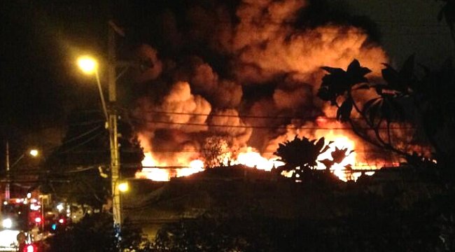 Bomberos controló incendio que afectó a fábrica de colchones en Macul