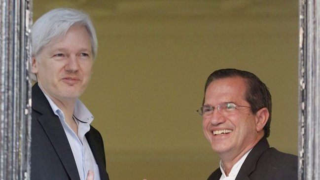 Rol de Assange en asilo de Snowden genera tensiones en Ecuador, según diario