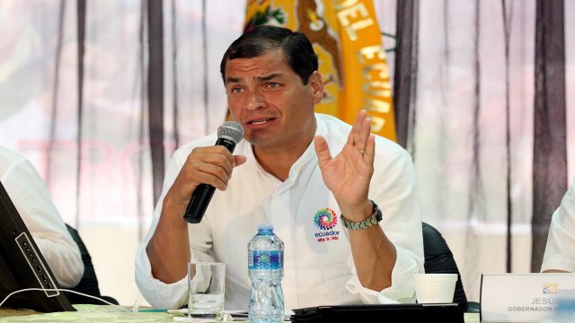 Correa emplazó a Univisión probar información sobre salvoconducto a Snowden