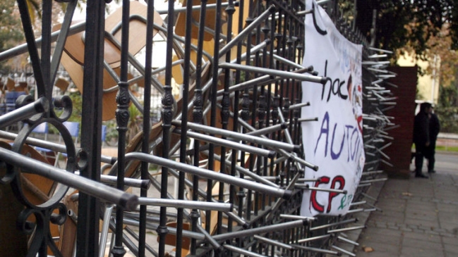 Alumnas retoman el Liceo Carmela Carvajal