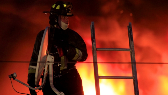 Incendio afecta a bodega de ferretería en Matucana