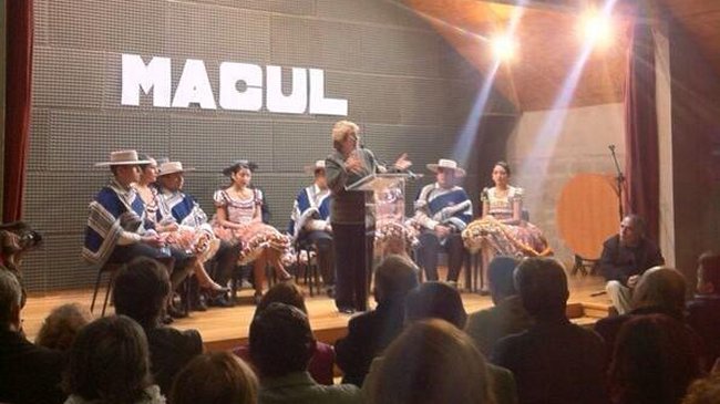 Bachelet salió a terreno con Claudio Orrego