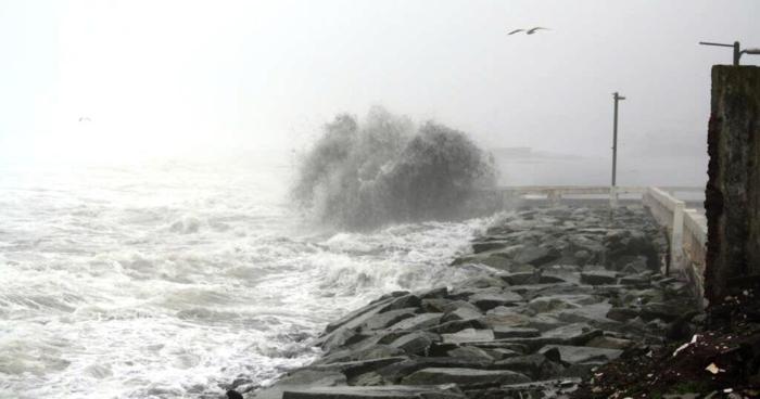 Evacúan costa de Iloca por fuertes marejadas