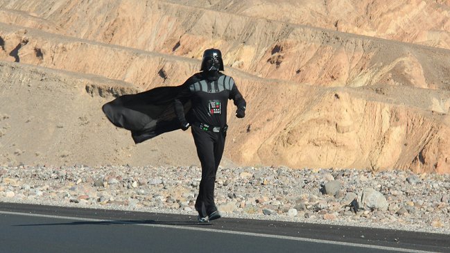 Hombre corrió bajo 53 grados Celsius disfrazado de Darth Vader