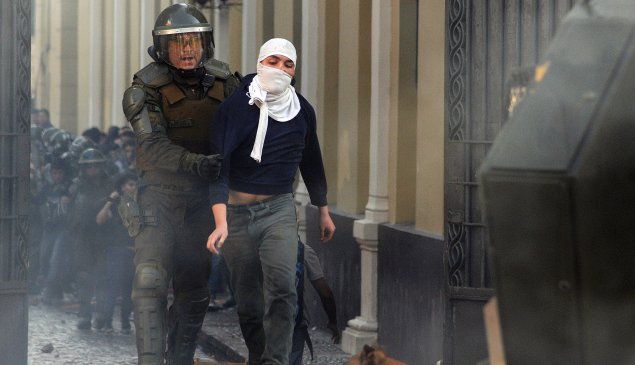Estudiantes presentaron querella por abusos de FF.EE. en la U. de Chile
