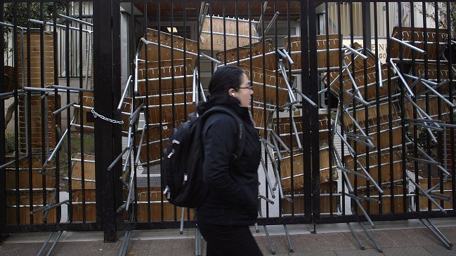 Apoderados que rechazan tomas llegaron a tribunales