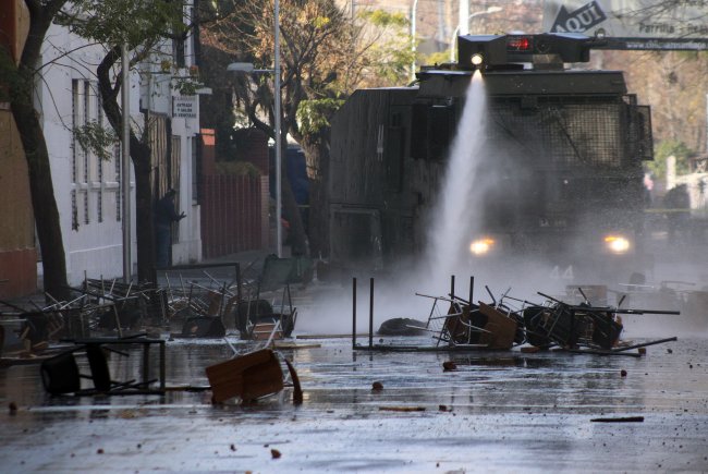 Encapuchados instalaron barricadas frente a la Universidad Arcis