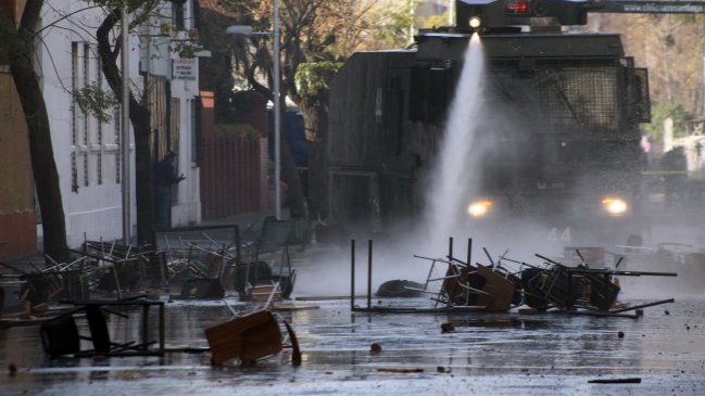 Encapuchados instalaron barricadas frente a la Universidad Arcis