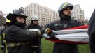 Bomberos de Santiago izaron bandera gigante frente a La Moneda