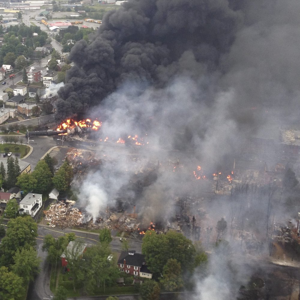 Un muerto dejó explosión de vagones cisterna en Canadá